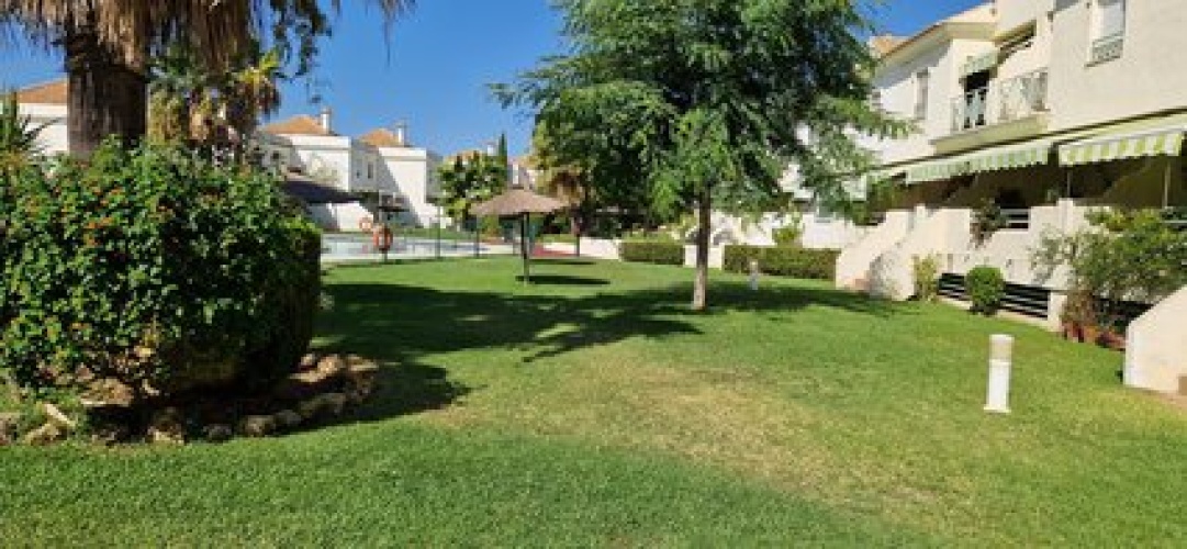 Casa adosada de 2 plantas en Nuevo Portil, con acceso directo a la piscina, terraza privada, 2 dormitorios y aire acondicionado. Ideal para vacaciones o estancias prolongadas.


