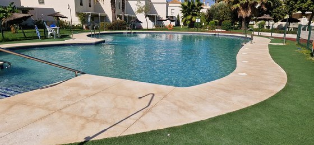 Casa adosada de 2 plantas en Nuevo Portil, con acceso directo a la piscina, terraza privada, 2 dormitorios y aire acondicionado. Ideal para vacaciones o estancias prolongadas.

