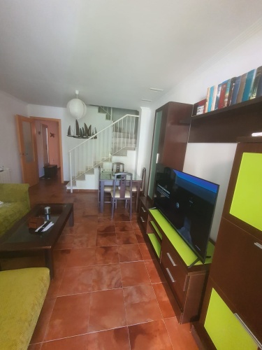 Casa adosada de 2 plantas en Nuevo Portil, con acceso directo a la piscina, terraza privada, 2 dormitorios y aire acondicionado. Ideal para vacaciones o estancias prolongadas.


