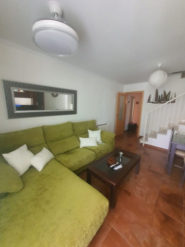 Casa adosada de 2 plantas en Nuevo Portil, con acceso directo a la piscina, terraza privada, 2 dormitorios y aire acondicionado. Ideal para vacaciones o estancias prolongadas.

