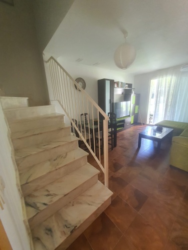 Casa adosada de 2 plantas en Nuevo Portil, con acceso directo a la piscina, terraza privada, 2 dormitorios y aire acondicionado. Ideal para vacaciones o estancias prolongadas.

