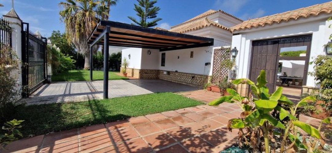 chalet en nuevo portil, chalet con piscina huelva, casa en la playa, chalet con jardín, venta casa huelva, alquiler vacacional nuevo portil, inmobiliaria el rompido, vivienda de lujo andalucía