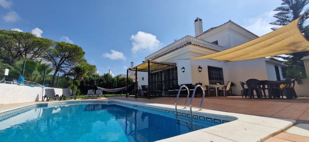 chalet en nuevo portil, chalet con piscina huelva, casa en la playa, chalet con jardín, venta casa huelva, alquiler vacacional nuevo portil, inmobiliaria el rompido, vivienda de lujo andalucía