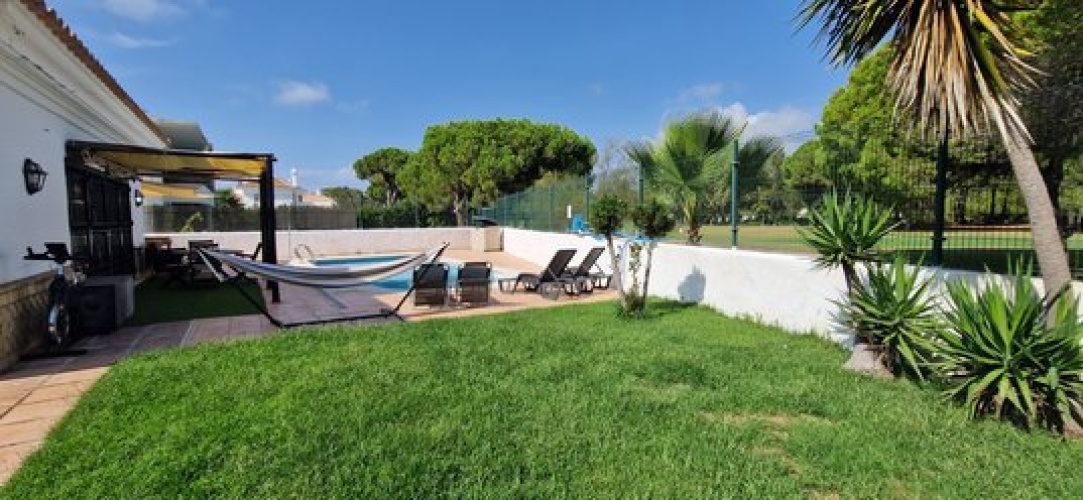 chalet en nuevo portil, chalet con piscina huelva, casa en la playa, chalet con jardín, venta casa huelva, alquiler vacacional nuevo portil, inmobiliaria el rompido, vivienda de lujo andalucía